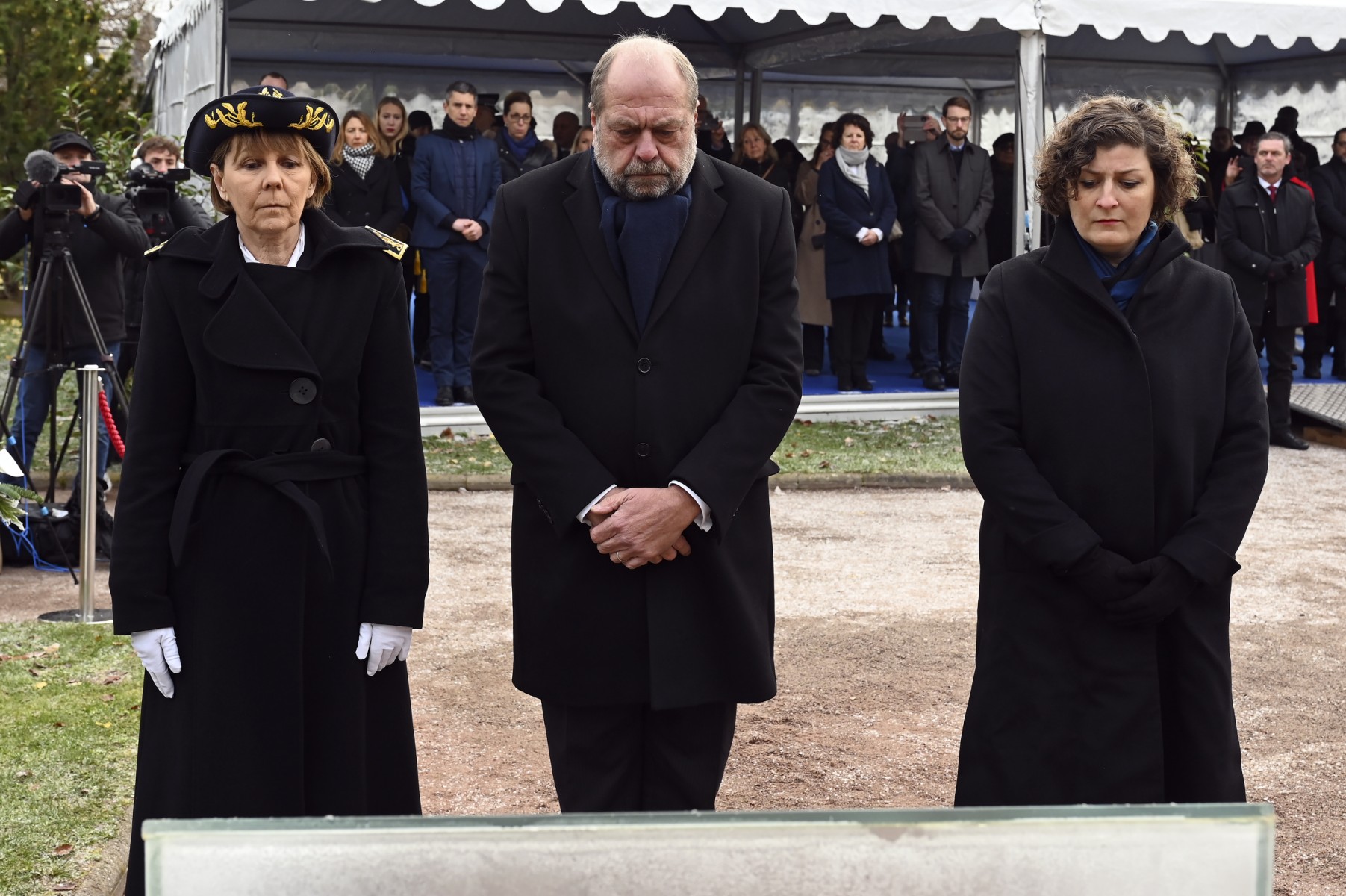 La préfète de la région Grand-Est Josiane Chevalier (à gauche), le ministre français de la Justice Eric Dupond-Moretti (au centre) et la maire de Strasbourg Jeanne Barseghian (à droite) rendent hommage lors d'une cérémonie de commémoration marquant le quatrième anniversaire de l'attaque du marché de Noël de Strasbourg, au mémorial dédié aux victimes, à Strasbourg, dans l'est de la France, le 11 décembre 2022. (Photo de Frederick Florin / AFP)