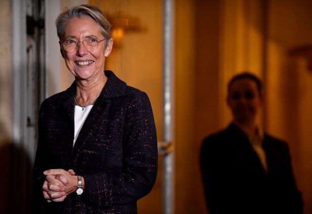 Budgets: Borne engage pour la dixième fois sa responsabilité par le 49.3