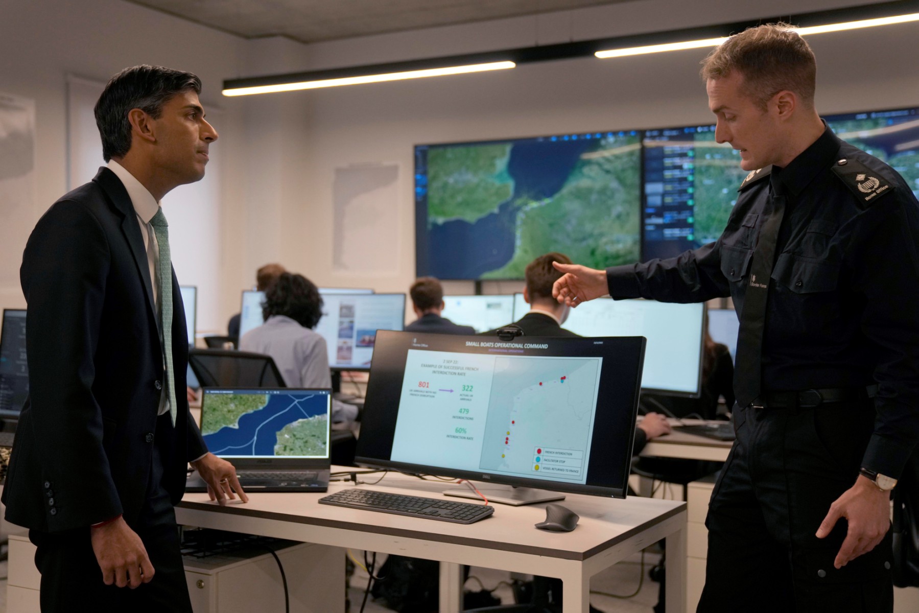 Le Premier ministre britannique Rishi Sunak (à droite) s'adresse à un Small Boats Operational Command lors d'une visite dans les installations de la force frontalière du Small Boats Operational Command, dans le centre de Londres, le 13 décembre 2022. (Photo par Alastair Grant / Pool / AFP)