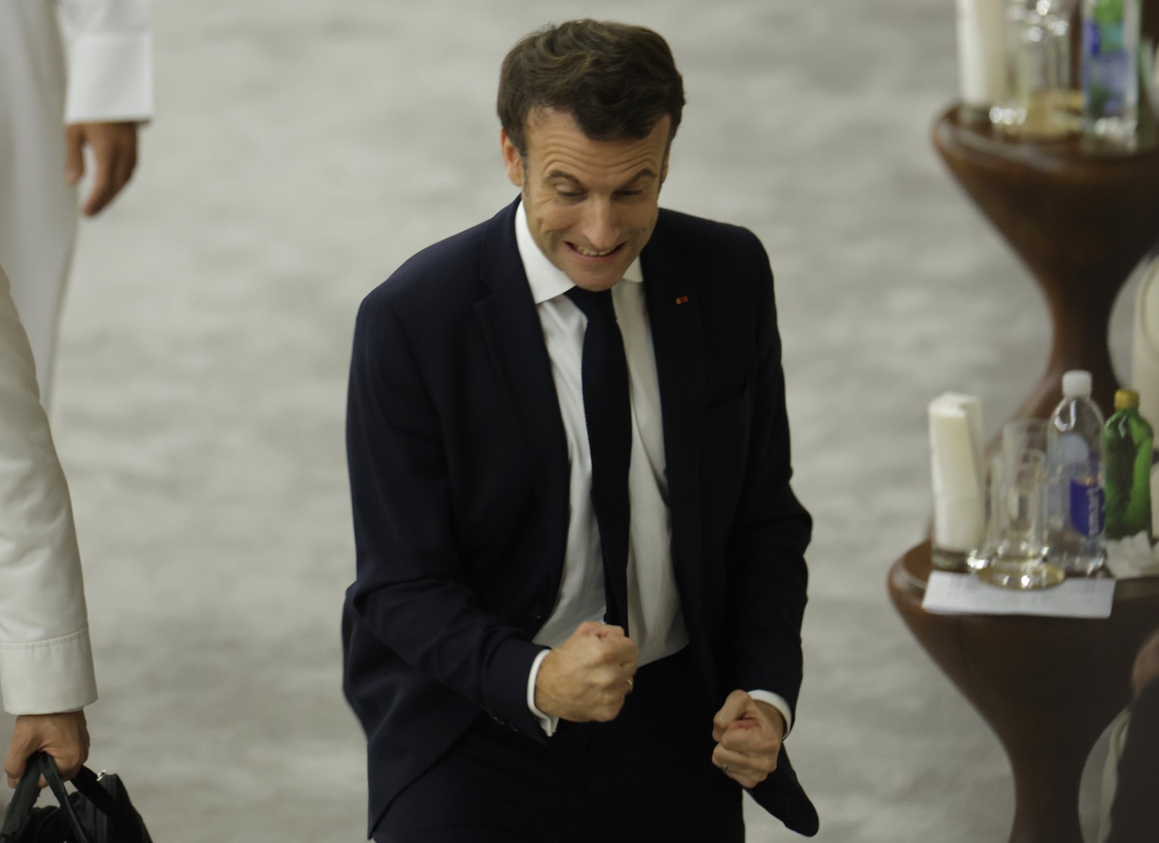 Mondial: Macron, « immensément fier », « assume totalement » sa visite au Qatar