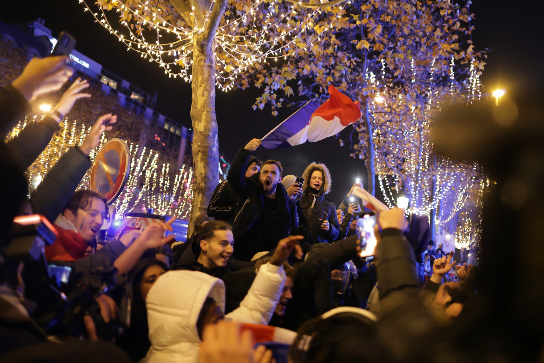 Mondial: 25.000 personnes sur les Champs-Elysées mercredi soir