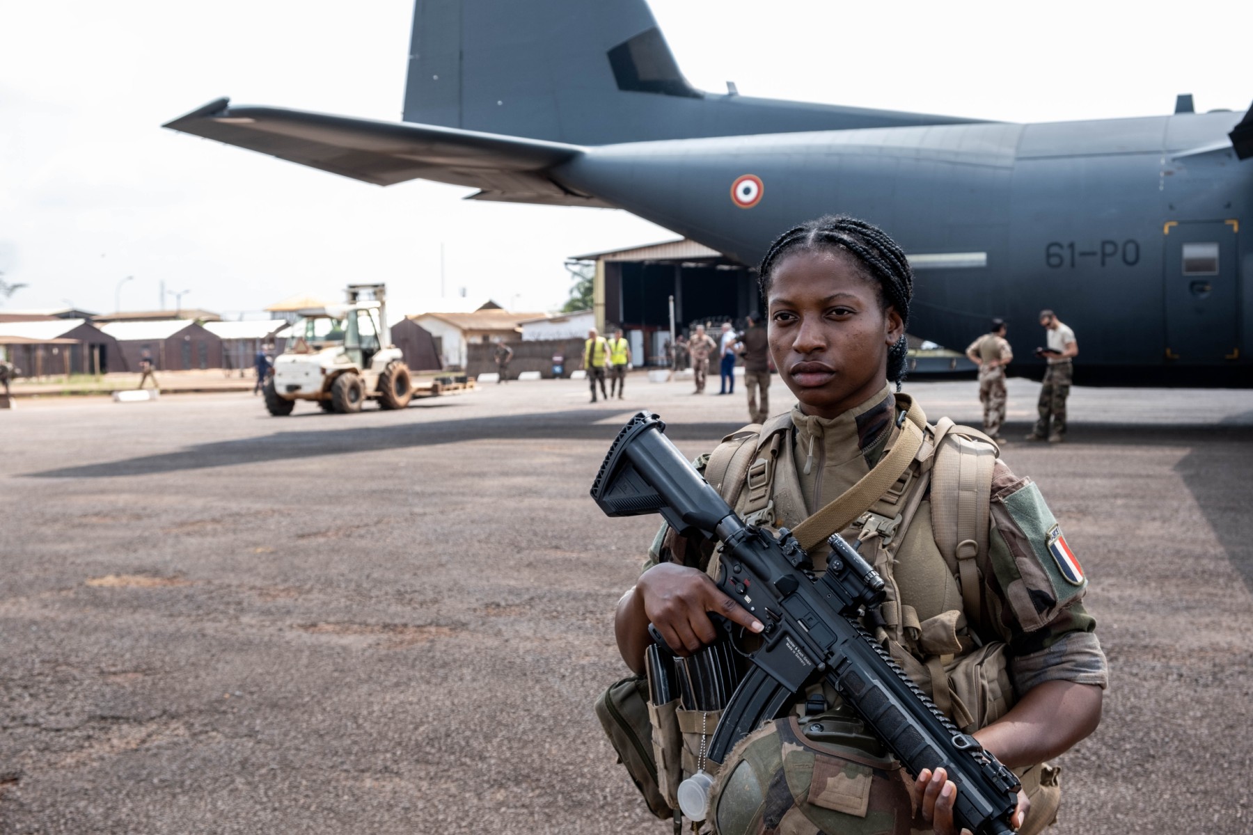 Des soldats français assurent la sécurité des personnes déployées en Centrafrique alors qu'elles s'apprêtent à quitter Bangui, la capitale, le 15 décembre 2022. (Photo de Barbara Debout / AFP)