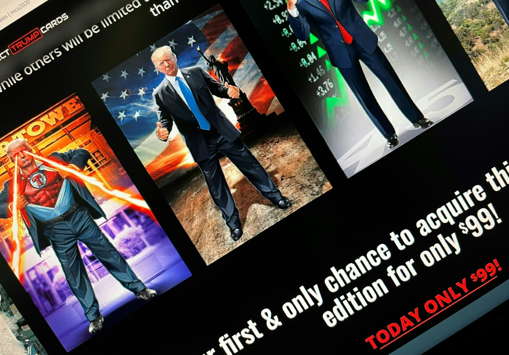 Une photo d'illustration créée le 15 décembre 2022 montre des écrans d'ordinateur affichant la nouvelle collection de cartes à collectionner numériques de l'ancien président Donald Trump, révélée dans une annonce en ligne sur sa plateforme. (Photo de l'AFP)