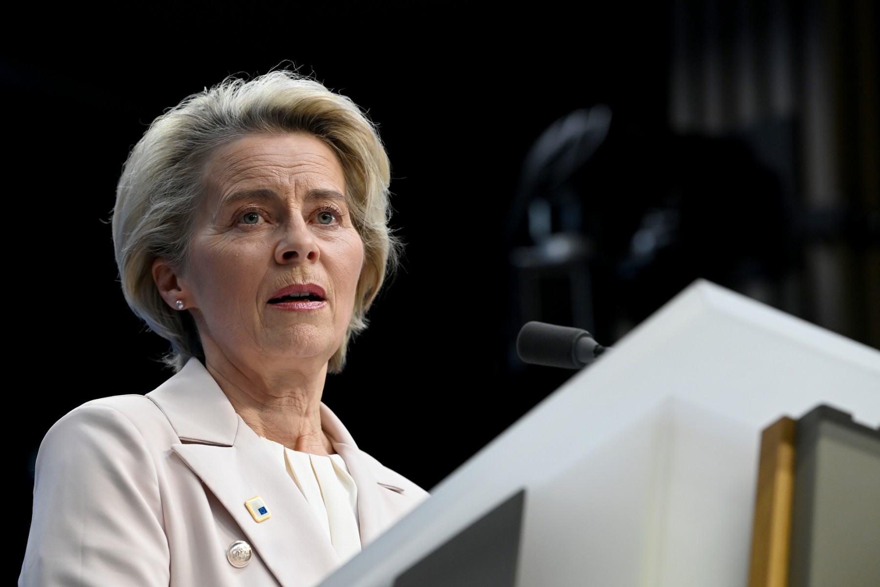 La présidente de la Commission européenne Ursula von der Leyen s'exprime lors d'une conférence de presse à l'issue du sommet du Conseil européen à Bruxelles, le 15 décembre 2022. (Photo : John Thys / AFP)