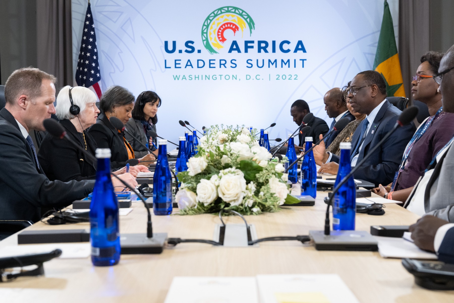 La secrétaire américaine au Trésor, Janet Yellen, rencontre le président du Sénégal, Macky Sall, lors du Sommet des dirigeants américains et africains au Walter E. Washington Convention Center à Washington, DC, le 15 décembre 2022. (Photo par Saul Loeb / AFP)