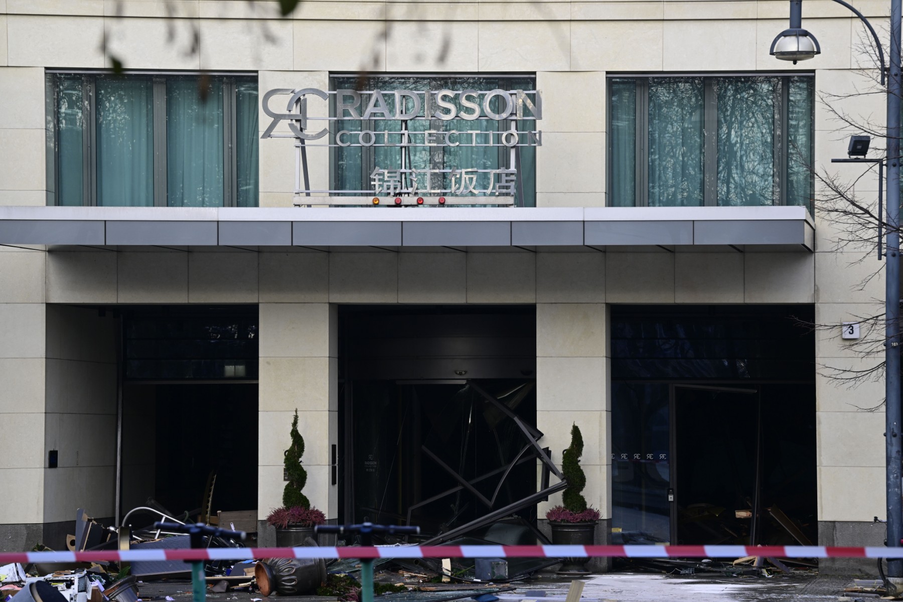 Un aquarium géant éclate dans un hôtel à Berlin