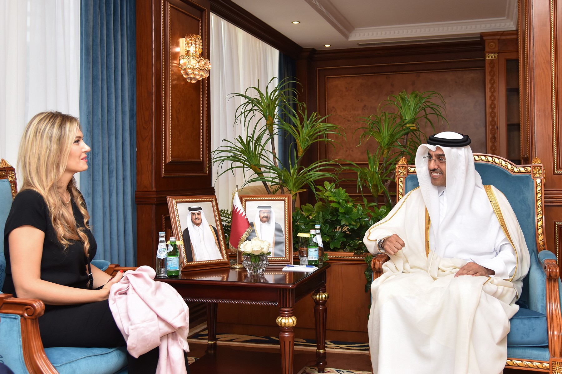 Cette photo fournie par le ministère qatari du Travail montre le ministre du Travail de l'émirat du Golfe, Ali bin Samikh al-Marri, lors d'une réunion avec la vice-présidente du Parlement européen, Eva Kaili, à Doha, le 31 octobre 2022. (Photo du ministère qatari du Travail / AFP)