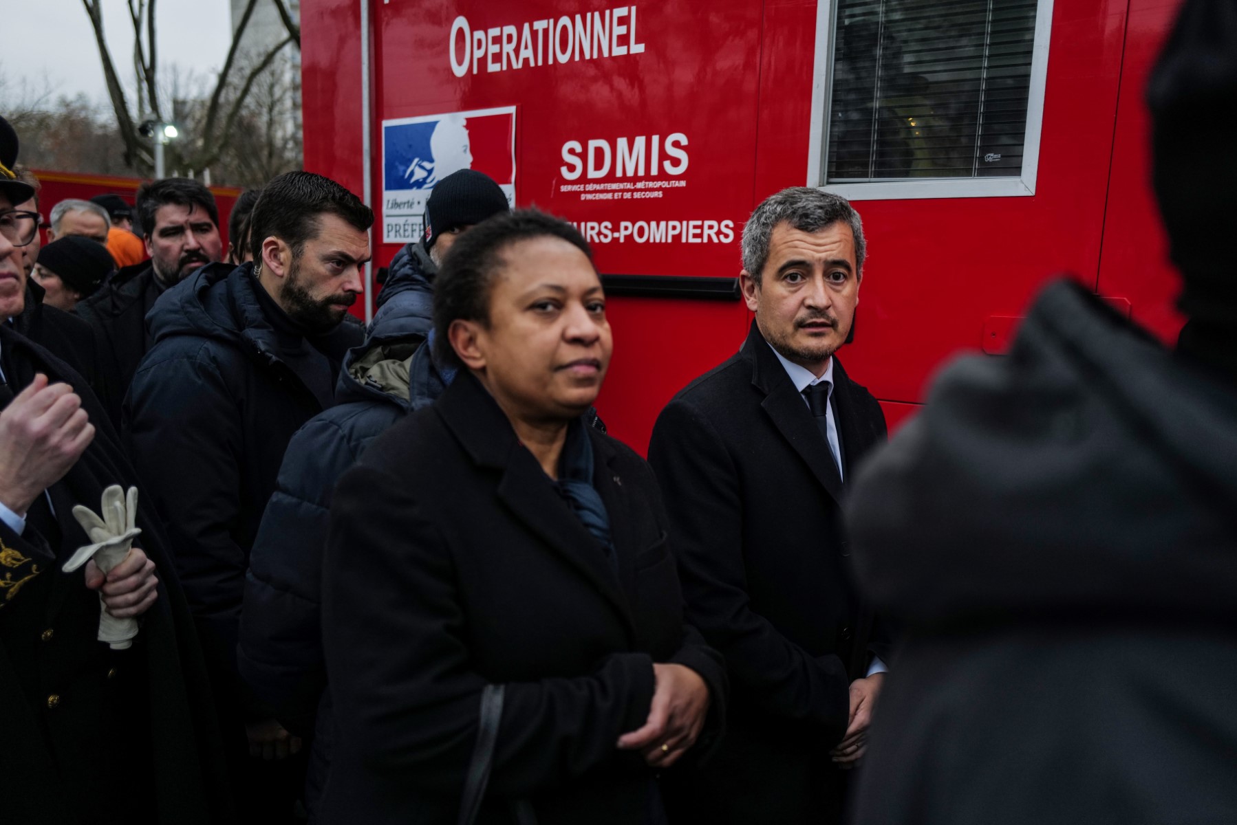 Le ministre français de l'Intérieur, Gerald Darmanin, avec le maire de Vaulx-en-Velin, Hélène Geoffroy, dans le centre de commandement de sécurité des pompiers, près d'un immeuble de sept étages où cinq enfants, dont un de trois ans, figurent parmi les dix personnes tuées lors d'un incendie dans cette banlieue nord de Lyon, le 16 décembre 2022. (Photo : Olivier Chassignole / AFP)