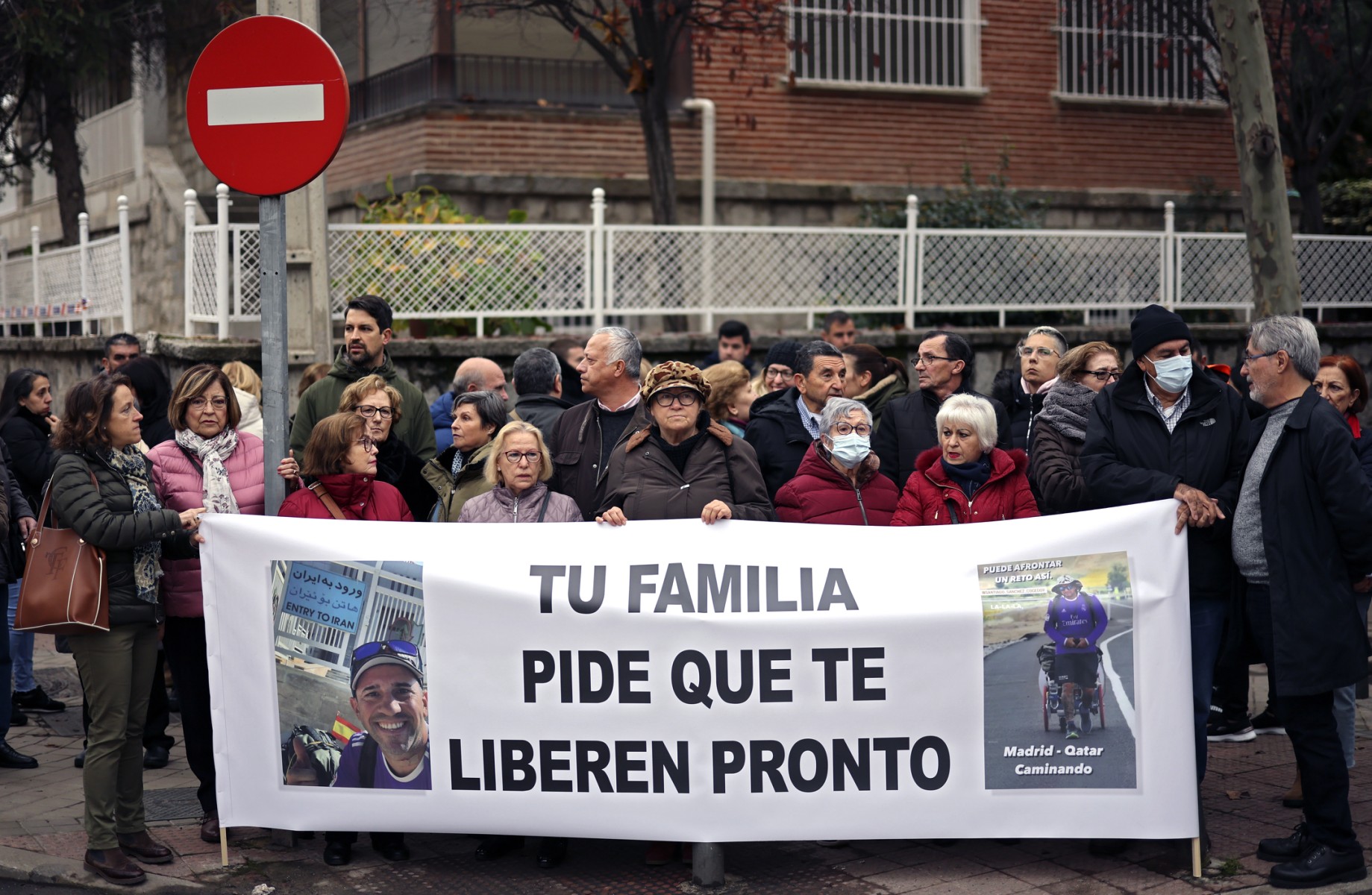 Des manifestants tiennent une banderole sur laquelle on peut lire «Ta famille demande ta libération rapide» lors d'un rassemblement demandant la libération de Santiago Sanchez Cogedor, près de l'ambassade d'Iran à Madrid, le 18 décembre 2022, alors qu'il est retenu en prison par les autorités iraniennes depuis octobre 2022. (Photo : Thomas Coex / AFP)