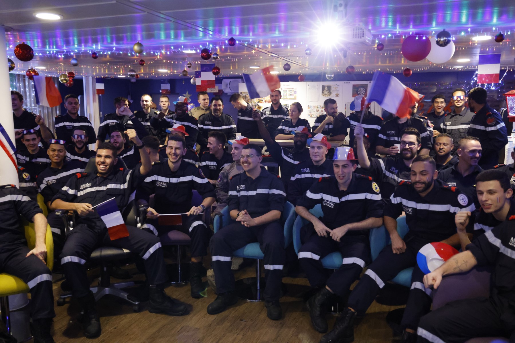 Après la défaite des Bleus, Macron en chef des armées sur le Charles de Gaulle