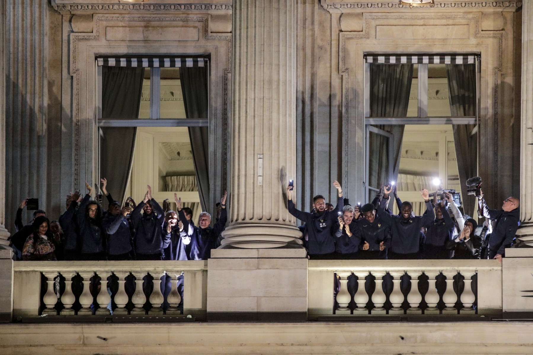 Mondial: Les Bleus acclamés par la foule à la Concorde, les Argentins ont atterri à Buenos Aires