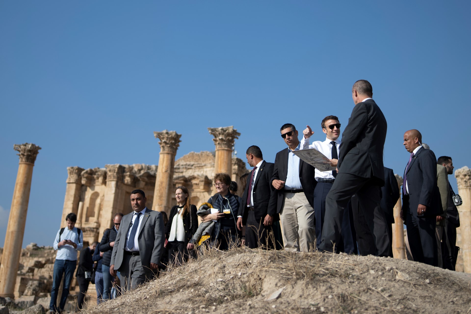 Macron rattrapé par le Mondial sur un site archéologique en Jordanie