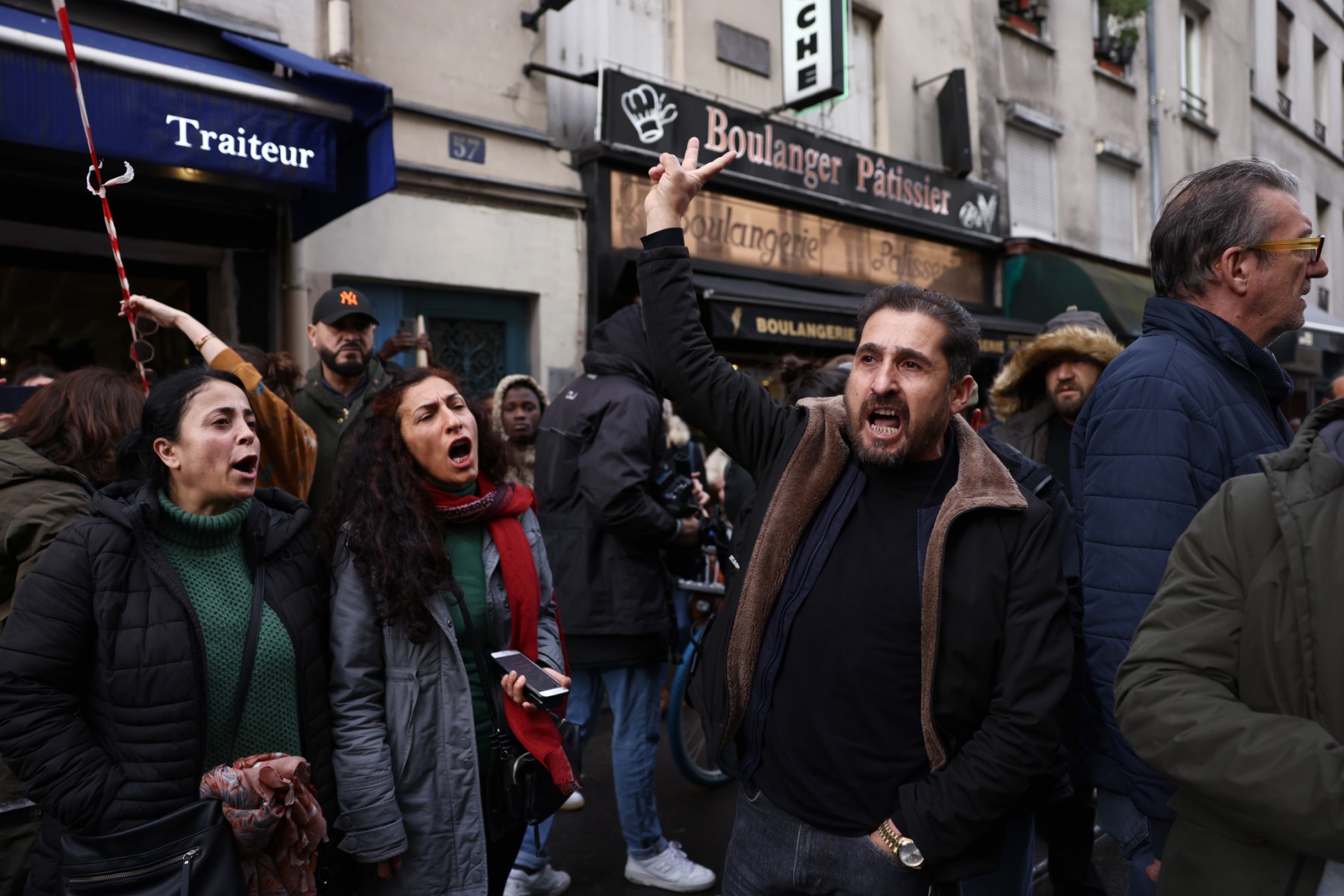 «Pas encore les nôtres!»: colère et pleurs de Kurdes à Paris après les tirs