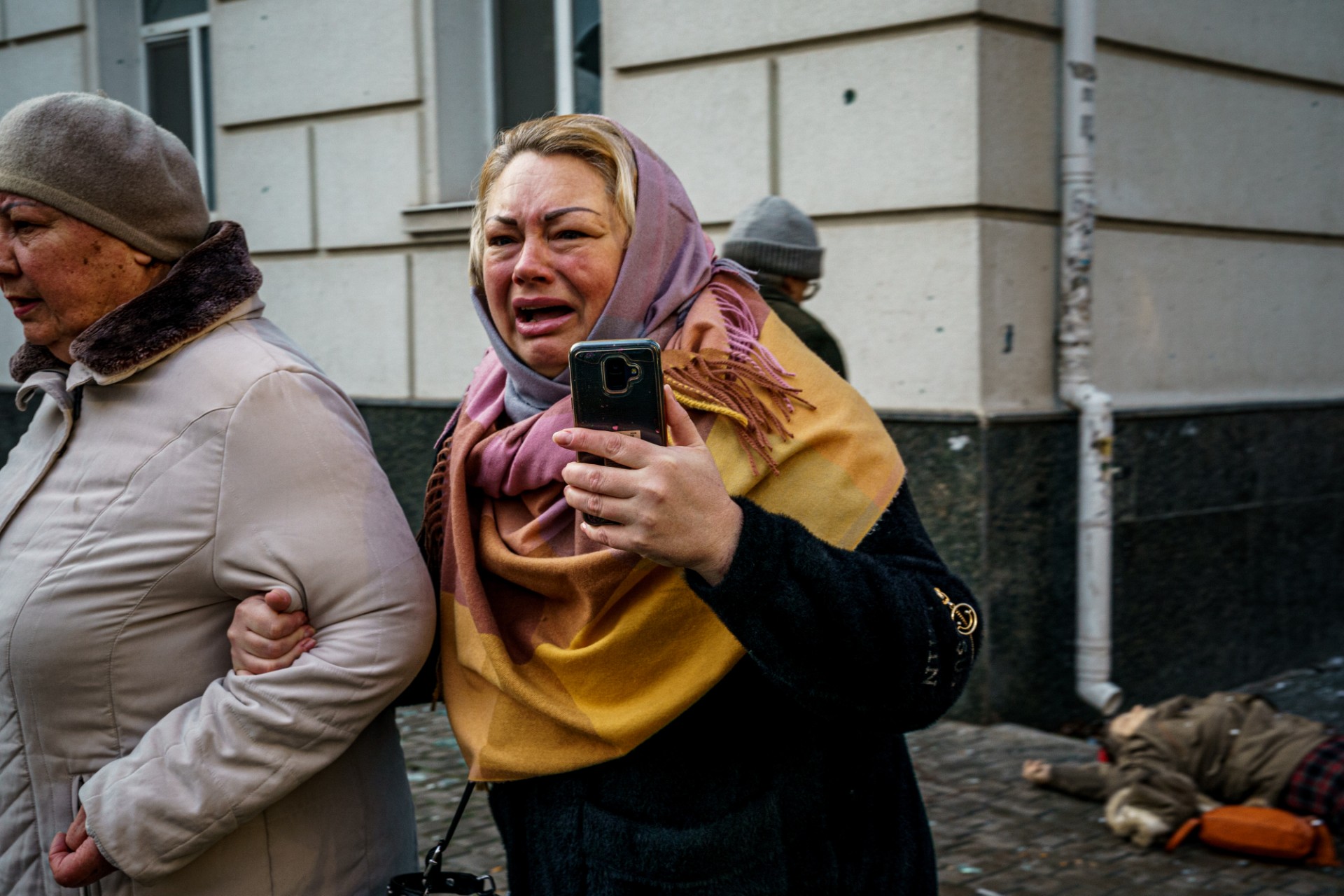 Ukraine: Frappe meurtrière à Kherson, Zelensky dénonce la «terreur» russe pour Noël