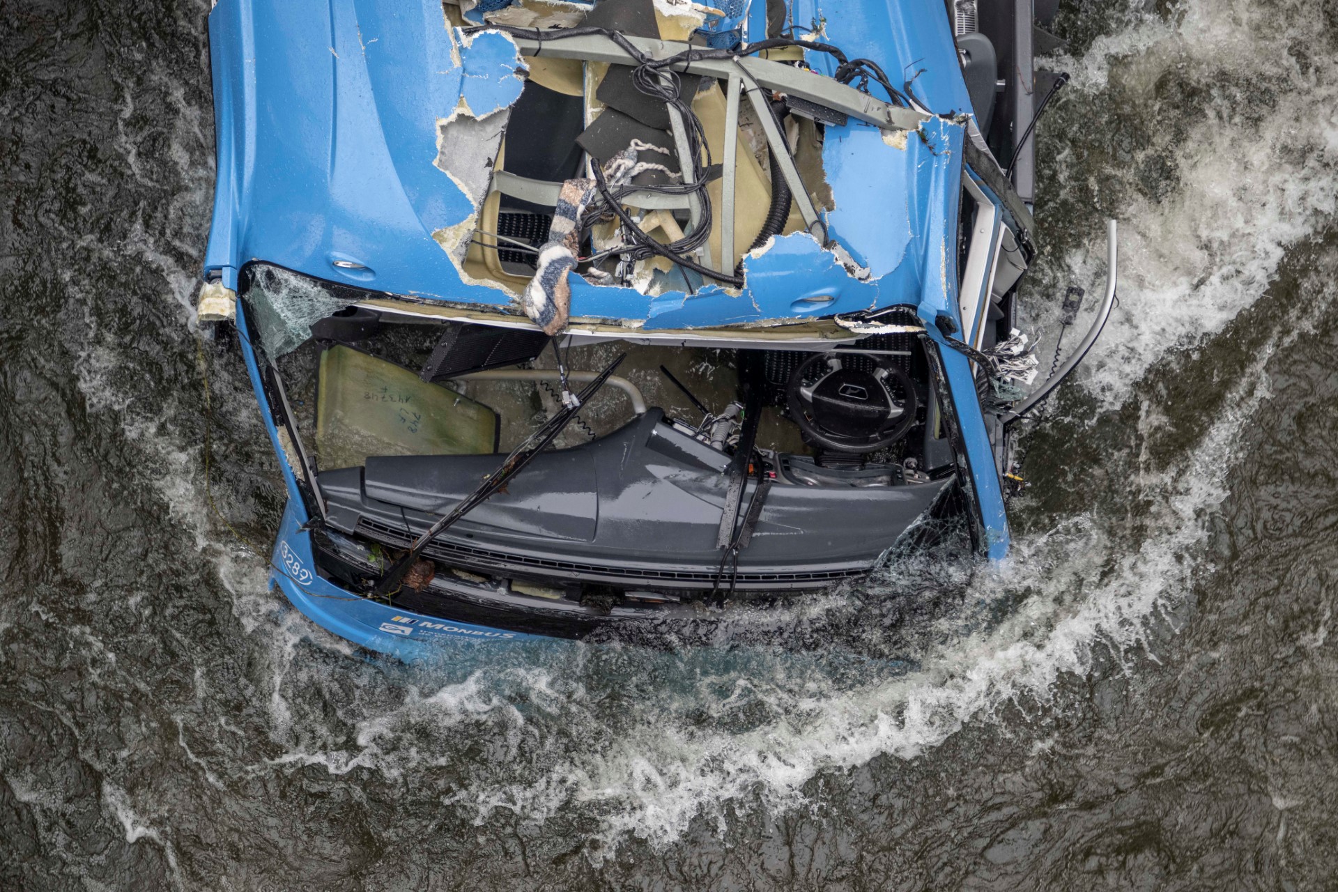 Cinq morts après la chute spectaculaire d'un car dans une rivière en Espagne