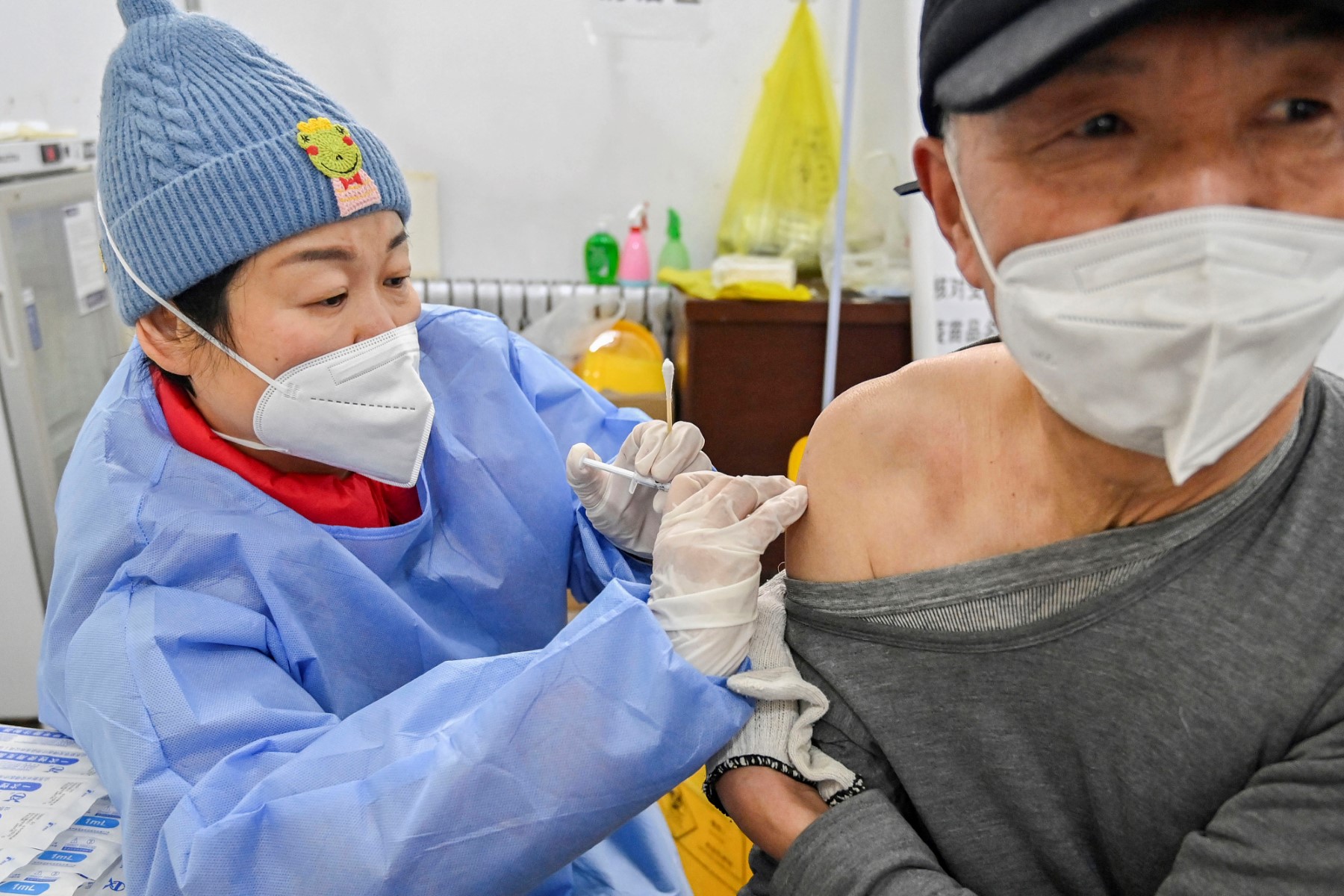 Un homme reçoit un vaccin contre le coronavirus Covid-19 à Qingzhou, dans la province chinoise du Shandong (est), le 29 décembre 2022. (Photo par AFP)
