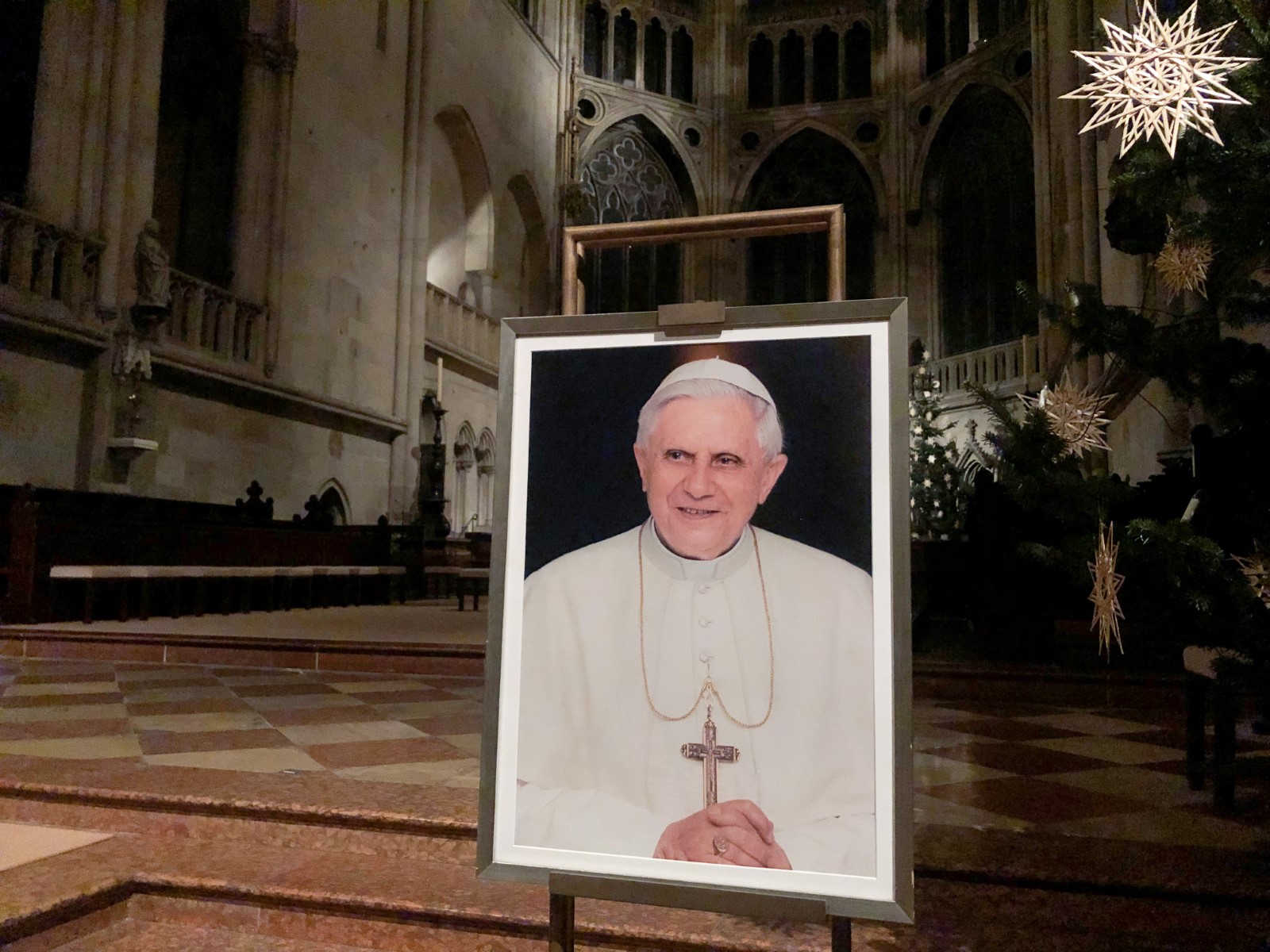 Un portrait du pape émérite Benoît XVI est vu près de l'autel de la cathédrale de Ratisbonne, dans le sud de l'Allemagne, le 29 décembre 2022. (Photo de Florian Cazeres / AFP)