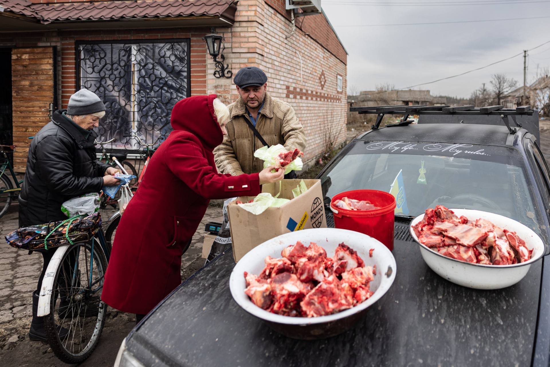 Un habitant vend de la viande dans la région de Donetsk, dans l'est de l'Ukraine, le 29 décembre 2022, en pleine invasion de l'Ukraine par la Russie. (Photo de Sameer Al-DOUMY / AFP)