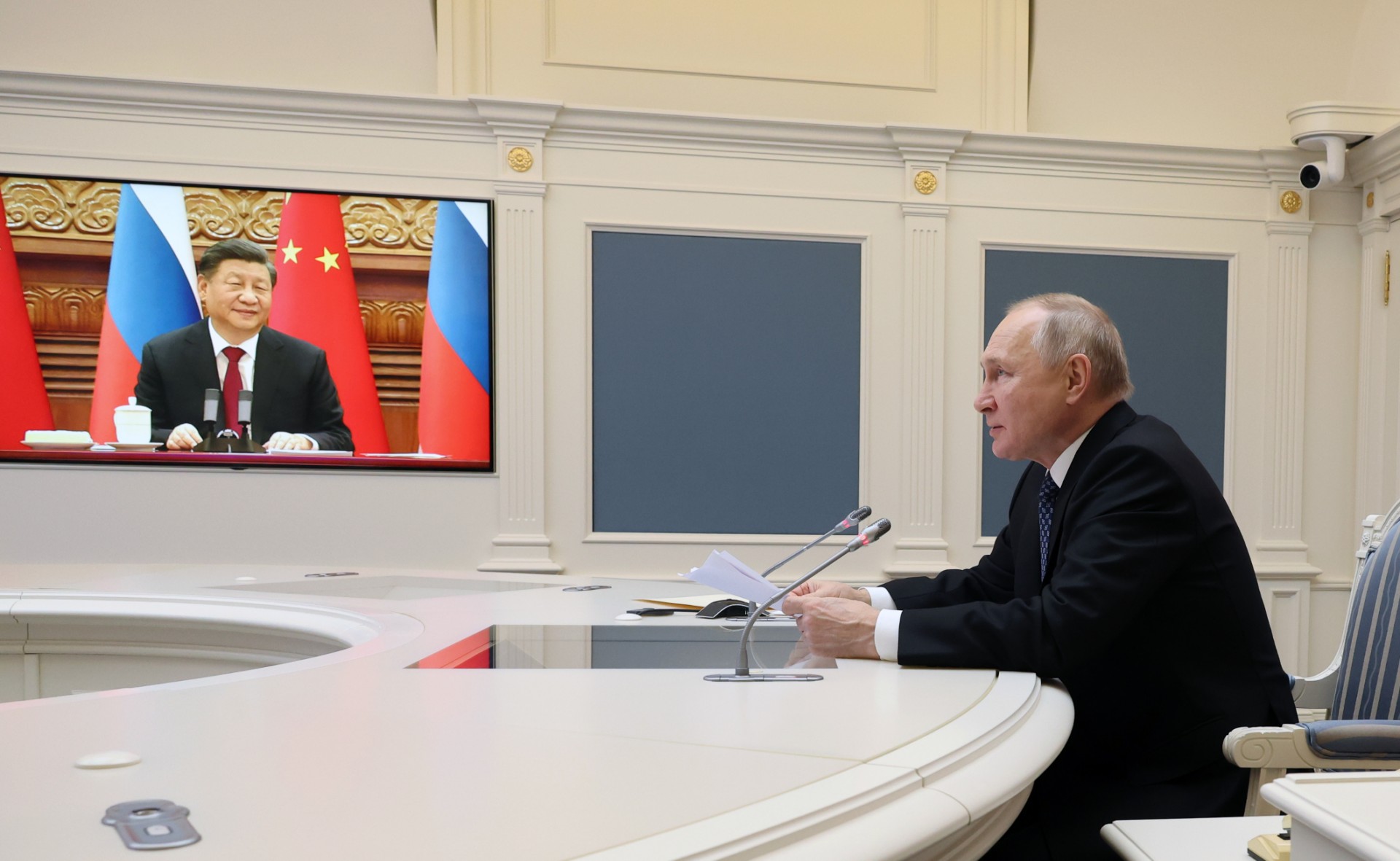 Le président russe Vladimir Poutine tient une réunion avec le président chinois Xi Jinping via une liaison vidéo au Kremlin à Moscou, le 30 décembre 2022. (Photo : Mikhail Klimentyev / Sputnik / AFP)