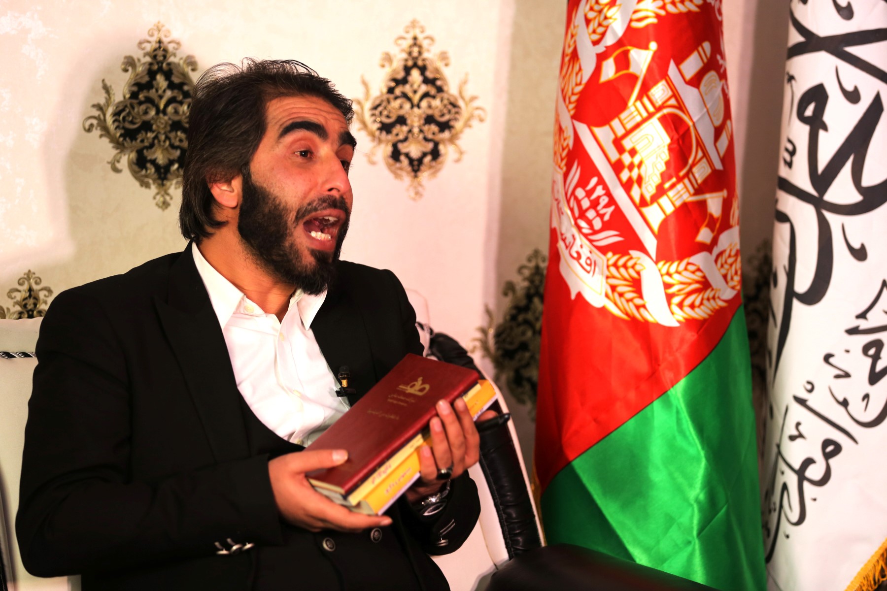 Sur cette photo prise le 30 décembre 2022, Ismail Mashal, maître de conférences en journalisme dans trois universités, parle lors d'une interview avec l'AFP à Kaboul. (Photo de l'AFP)