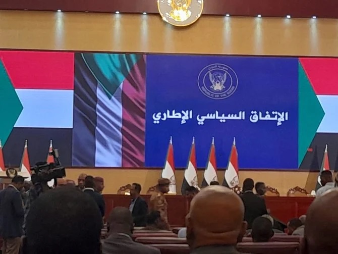 Soudan: militaires et civils signent un accord de sortie de crise
