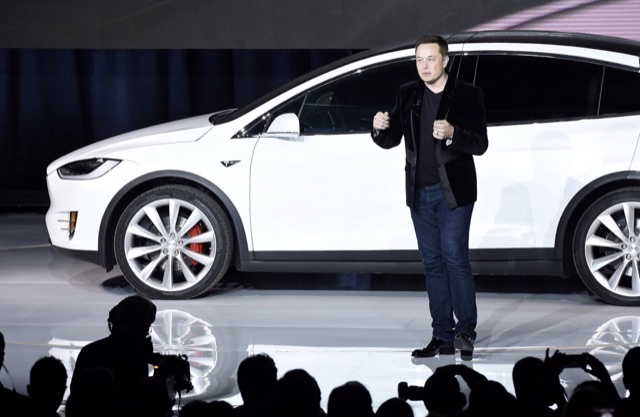 Entre des ventes incertaines et un patron distrait, Tesla souffre à Wall Street
