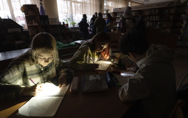 En Ukraine, une bibliothèque, coeur battant de la ville martyre d'Irpin