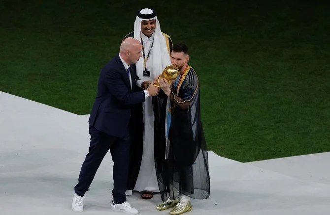 Qu’est-ce que le bisht? La cape portée par Messi lors du Mondial suscite des questions en ligne