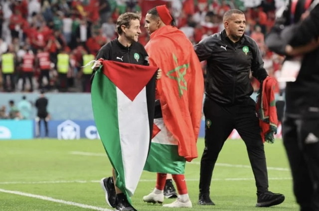 Mondial: Les joueurs marocains posent avec un drapeau palestinien