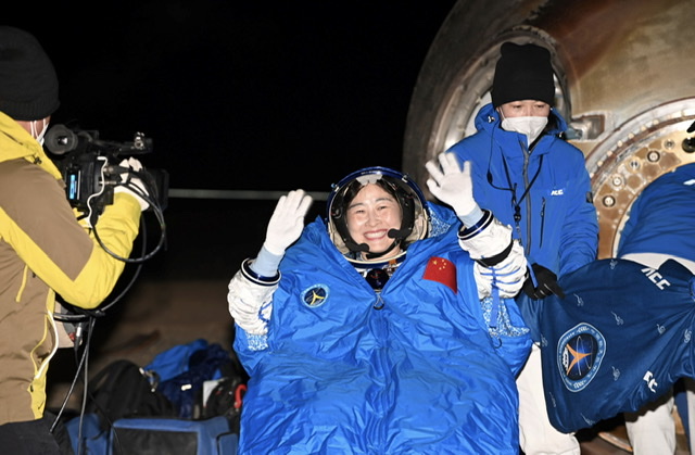 Trois astronautes chinois reviennent sur terre avec succès