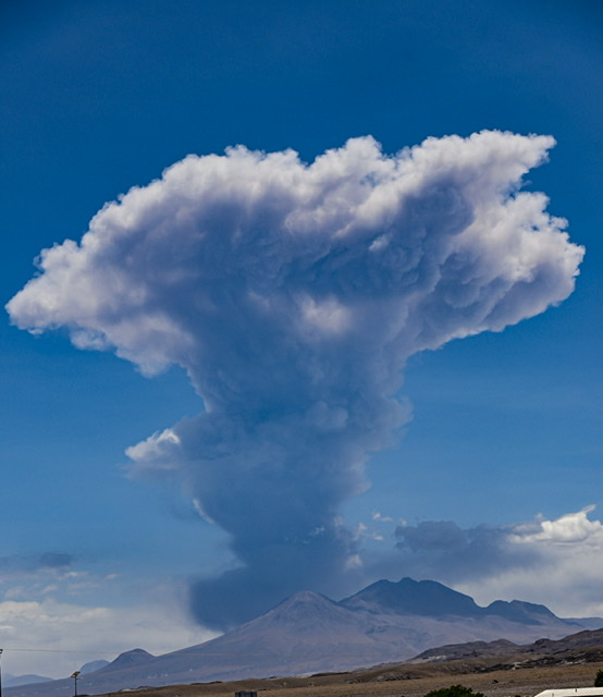 Le volcan chilien Lascar envoie un signal sismique et augmente son activité