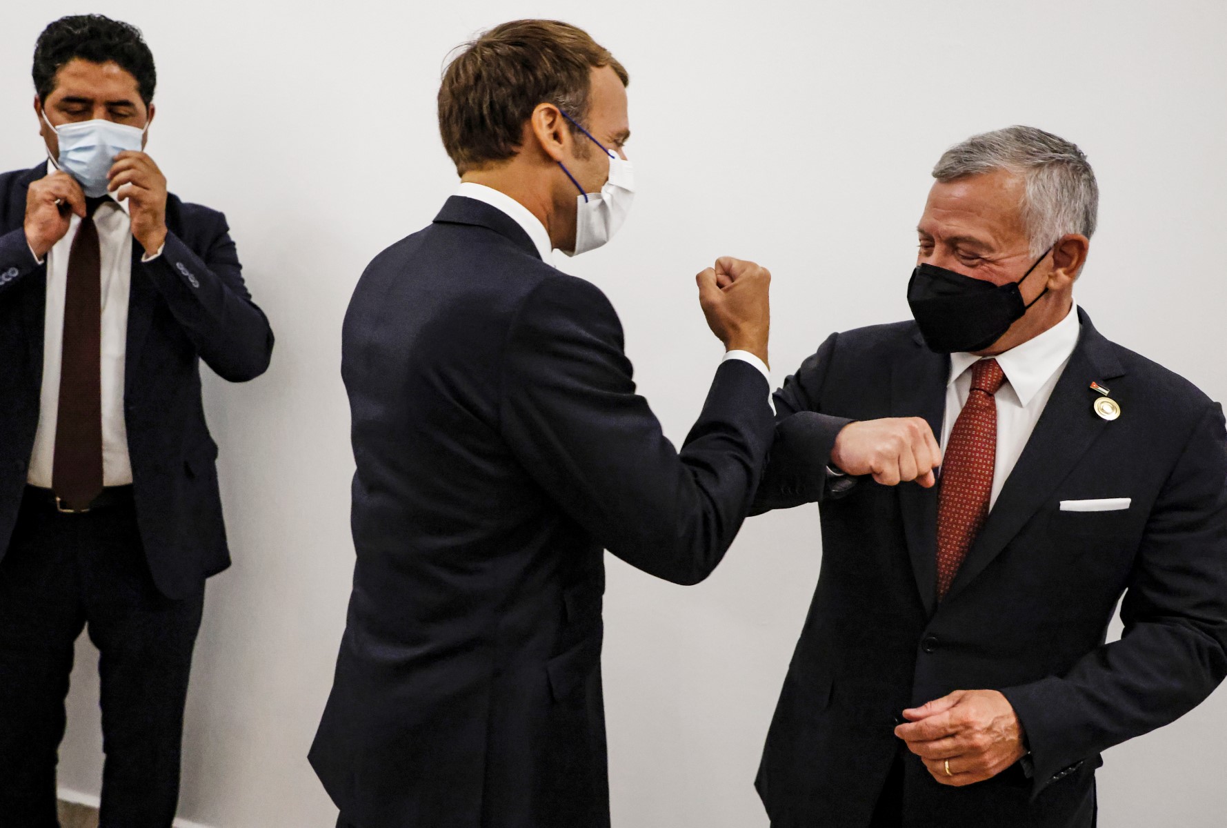 Le président français Emmanuel Macron salue le roi Abdallah II de Jordanie (à droite) lors de la conférence de Bagdad dans la capitale irakienne, le 28 août 2021. M. Macron entend souligner le rôle de la France dans la région et sa détermination à poursuivre la lutte contre le terrorisme, a indiqué son bureau. (Photo de Ludovic Marin / Pool / AFP)