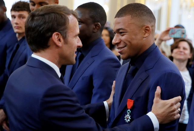 Mondial: Macron prédit une victoire des Bleus face à la Pologne 3 à 1