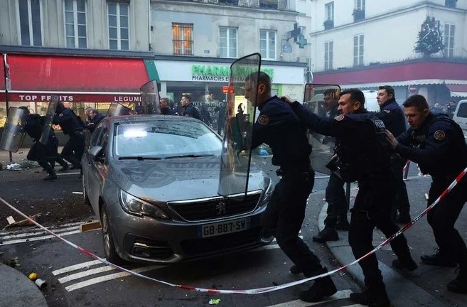 La police anti-émeute française a dispersé des manifestants lors d'un affrontement après que trois personnes ont été tuées dans une fusillade à Paris le 23 décembre 2022 (Photo, AFP).