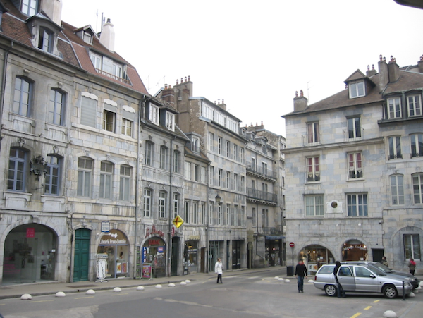 La maison où est né Victor Hugo (à gauche) place Victor Hugo à Besançon (photo, Arnaud25)