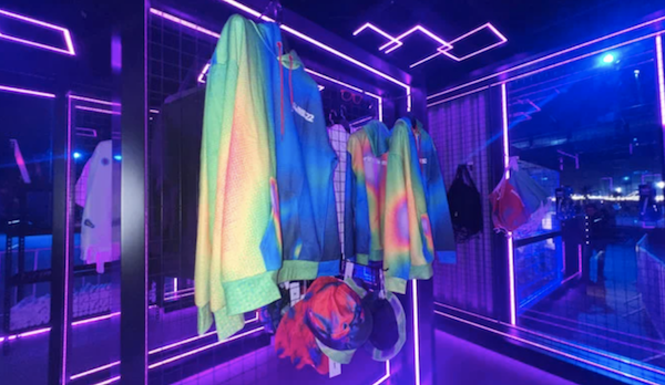 MDLBEAST dispose d’une station de personnalisation où les visiteurs peuvent imprimer des images ou des lettres sur leurs sweats à capuche et leurs t-shirts. (Photo fournie)