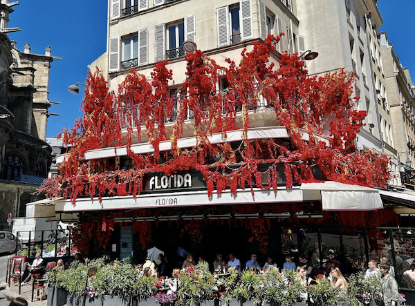 La monumentale glycine rouge du café Florida Les Halles , qui s'étale sur trois angles et trois étages (photo, Florida Les Halles)