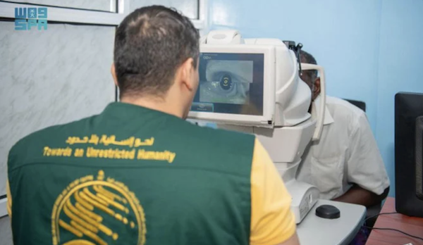 Un bénévole du centre KSrelief s'occupe de patients dans la région de Socotra au Yémen (Photo, SPA).
