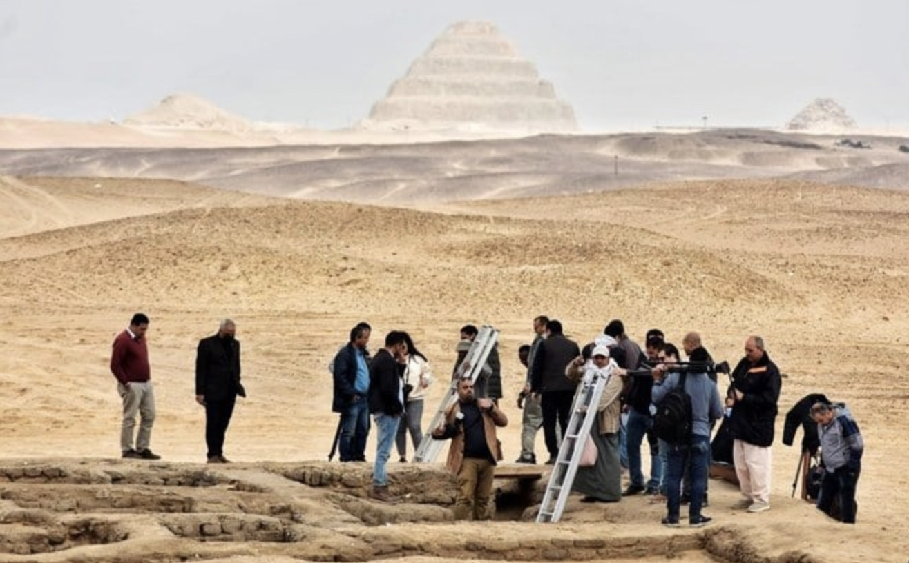 Découverte de vingt tombes qui remontent à deux mille cinq cents ans en Égypte