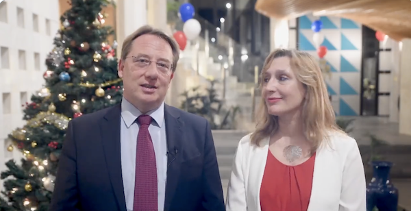 L’ambassadeur de France, Ludovic Pouille, et son épouse Estelle Pagon-Pouille présentant leurs vœux au Français d’Arabie saoudite. (capture d’écran)
