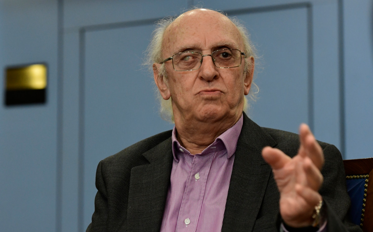L'écrivain grec Petros Markaris lors d'une interview dans un hôtel de Madrid, le 29 septembre 2016. (Photo par Javier Soriano / AFP)