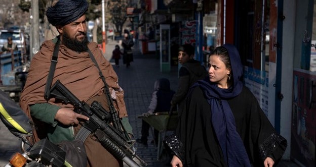 Interdiction de travailler avec des femmes: six ONG suspendent leurs activités en Afghanistan