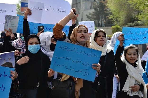 Afghanistan: Face à l'interdiction faite aux femmes d'accéder à l'université, le peuple gronde