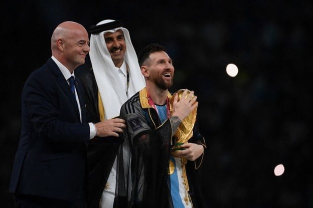Mondial: Le bisht offert par l'émir du Qatar à Messi scandalise les médias occidentaux