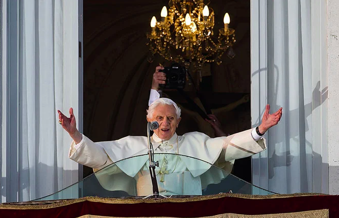 Le pape François présidera le 5 janvier les funérailles de Benoît XVI