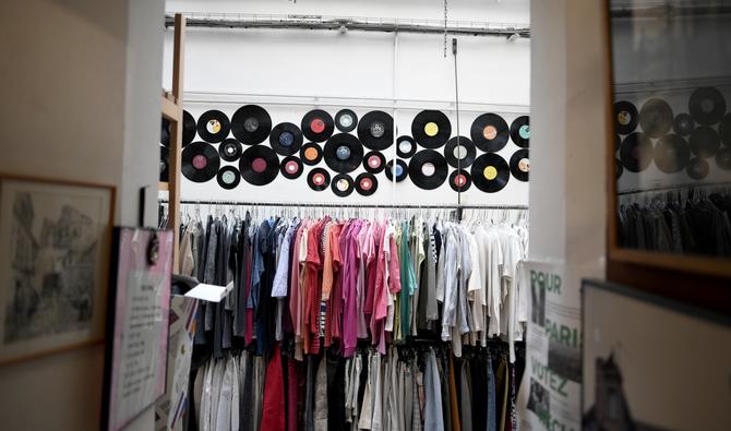 En France, 230 000 tonnes de textiles usagés sont collectées auprès des particuliers chaque année. 450 000 tonnes, soit l'équivalent de 45 tour Eiffel, ne sont pas collectées et finissent en décharge ou incinération, selon les chiffres du gouvernement. (Photo, AFP)