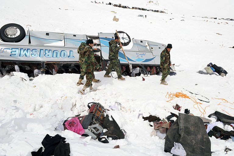 Un soldat de l'Armée nationale afghane (ANA) cherche des corps dans la neige après les avalanches qui ont tué au moins 165 personnes dans le tunnel de Salang, dans la province de Parwan, le 10 février 2010. (Photo par Shah Marai / AFP)