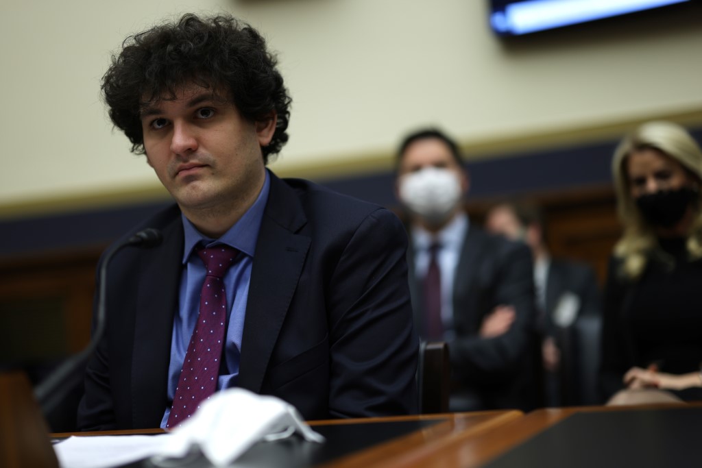 Crypto: L'ex-patron de la plateforme FTX, en faillite, s'excuse mais réfute l'escroquerie