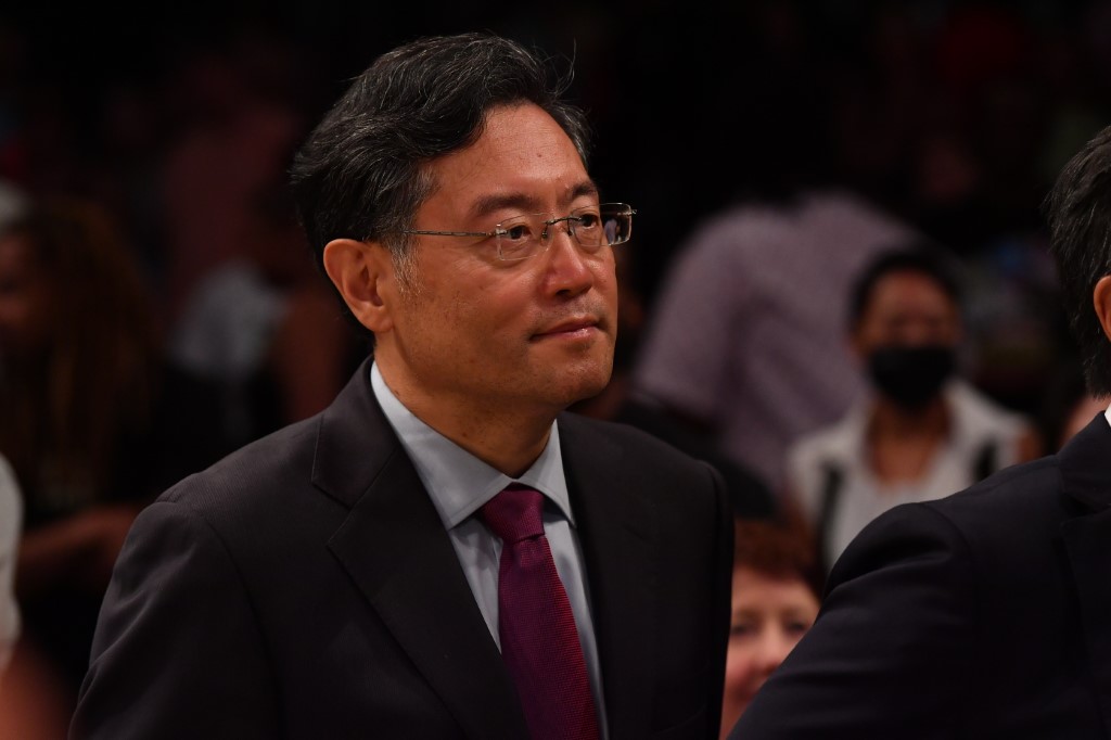 Qin Gang, ambassadeur de Chine aux Etats-Unis, observe le match entre le Chicago Sky et le New York Liberty le 23 juillet 2022 au Barclays Center à Brooklyn, New York. (Photo par Catalina Fragoso / NBAE / Getty Images / Getty Images via AFP)