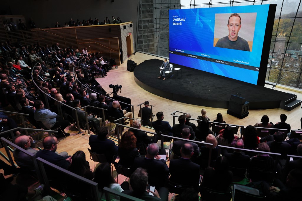 Andrew Ross Sorkin s'entretient avec Mark Zuckerberg, PDG et fondateur de Meta, lors du New York Times DealBook Summit, dans la salle Appel du Jazz At Lincoln Center, le 30 novembre 2022 à New York. (Photo de Michael M. Santiago / Getty Images North AMERICA / Getty Images via AFP)